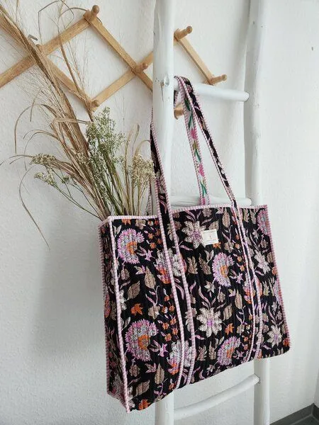 Haus of Namaste Haus of Namaste Maximalistische schwarze Tragetasche aus 100 % Bio-Baumwolle | Gesteppte Tragetasche aus Baumwolle | Handtasche mit rosa und lila Blumenblockdruck | Nachhaltig, ethisch und fair – Produktbild 1 von 4