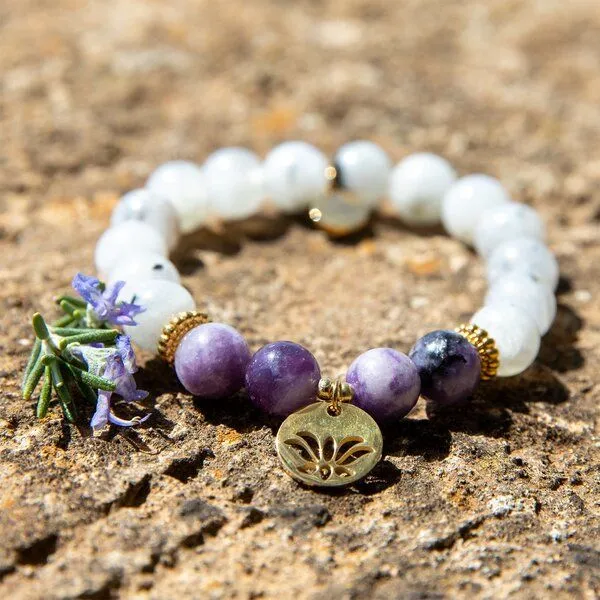 Divasya Divasya Armband "Golden Lotus" aus echten Natursteinen bzw. Halbedelsteinen, Lila, – Produktbild 2 von 4