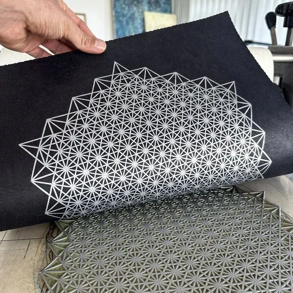 Veskor Cassiopeia Veskor Cassiopeia STERN TETRAEDER 512 Heilige Geometrie Linoldruck | 40 x 40 cm | Silber auf Schwarz – Produktbild 3 von 4
