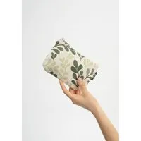 MELA Kleine Kosmetiktasche | von MELA | Fairtrade & GOTS zertifiziert, Greige / green leaf print, – Produktbild 1 von 2