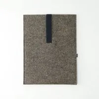matilda k manufaktur matilda k. manufaktur Minimalistische Laptophülle aus Wollfilz 'max' mit Einsteckfach | für MacBook |Air| Pro 13|14|15|16 Zoll, Braun-schwarz, – Produktbild 1 von 1