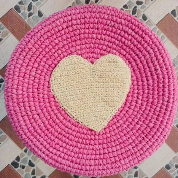 Luna-Leena Luna-Leena Kinderhocker mit handgehäkeltem Wollüberzug - in Pink mit Herz – Produktbild 3 von 3