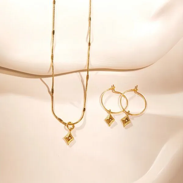 ELEKTROPULLI ELEKTROPULLI Kette 1mm schmal mit mini Ornament Anhänger, Set mit Ohrringen, Gold, – Produktbild 2 von 4