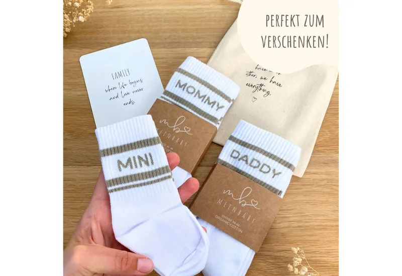 MeinBaby123® Tennissocken Geschenkset Schwangerschaft, Geschenk zur Geburt & Baby Shower (Set, 3 Paar Socken inkl. Baumwollsäckchen und Karte) Geschenkidee frischgebackene Eltern, Mama Papa Baby, Beige, – Produktbild 2 von 5