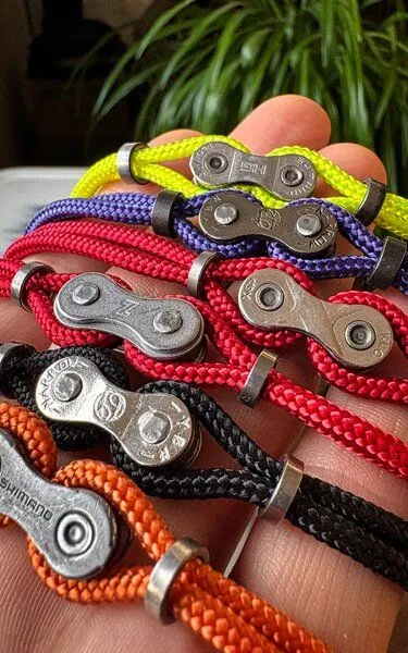 ARTHURKOPF ARTHURKOPF Armband aus Fahrradkettenglied und Paracord, Orange, – Produktbild 4 von 5