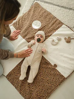 Envie De Fraise Baby Activity-Decke aus Musselin mit Leo-Print und Gold-Tupfen ENVIE DE FRAISE – Produktbild 1 von 1