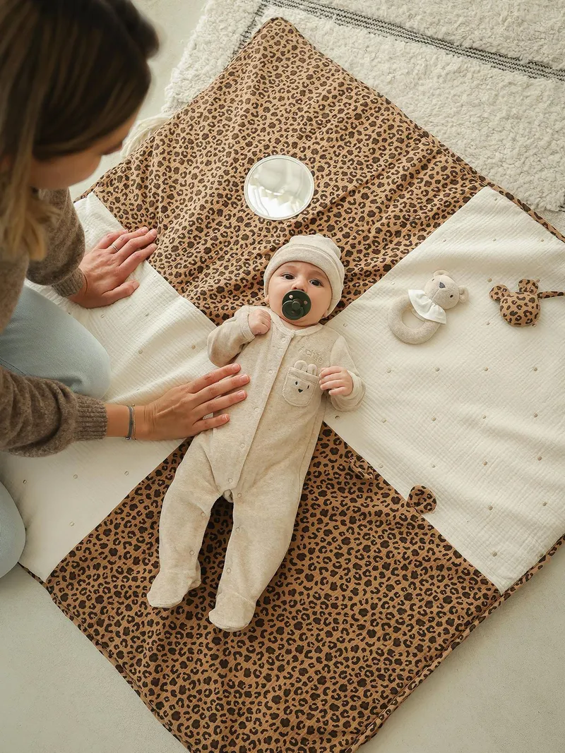 Envie De Fraise Baby Activity-Decke aus Musselin mit Leo-Print und Gold-Tupfen ENVIE DE FRAISE, Beige, – Produktbild 1 von 4