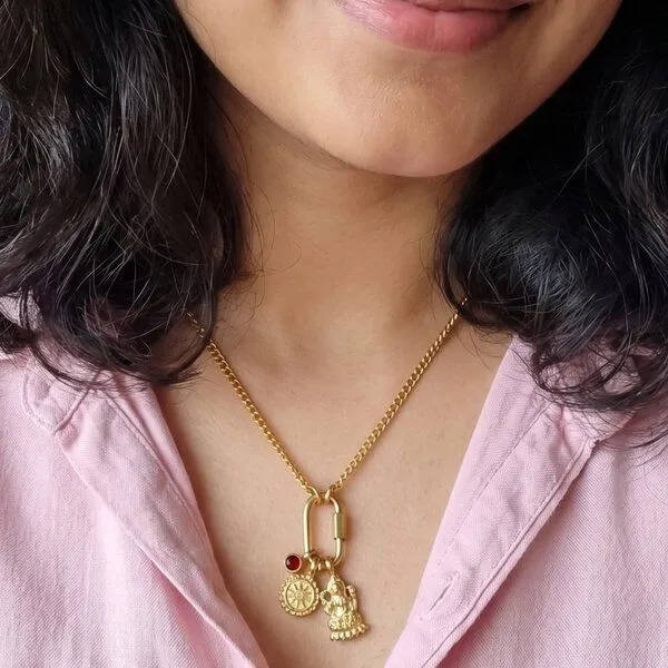 Divasya Divasya Lakshmi Halskette | vergoldeter Edelstahl | Kette mit Anhänger – Produktbild 3 von 4