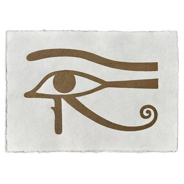 Veskor Cassiopeia Veskor Cassiopeia AUGE DES HORUS Symbol Hieroglyphen Linoldruck | 21 x 14,8 cm (A5 quer) | Gold auf Weiß – Produktbild 1 von 4