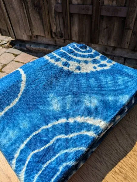 Wooliie Wooliie Handgefertigte Babydecke aus 100 % Merinowolle – pflanzlich gefärbt, Indigo shibori (blau), – Produktbild 3 von 3
