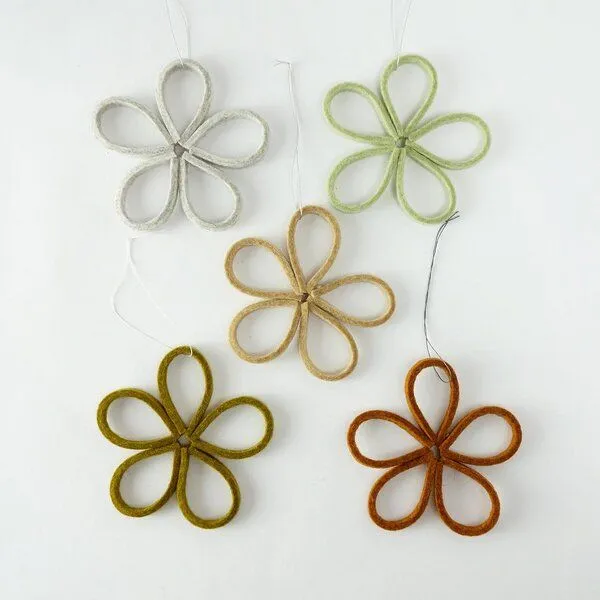 matilda k. manufaktur matilda k. manufaktur minimalistische zarte Filzblüten 'flora' – zeitlose Dekoration in vielen wunderschönen Farben, Grün | karamell | grau, – Produktbild 1 von 4