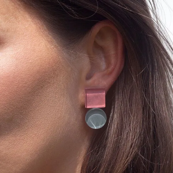 ALEXASCHA ALEXASCHA Geometrische Statement Ohrringe aus Glas | Bauhaus Design | 16 Farbkombinationen, Rosa & grau, – Produktbild 3 von 4