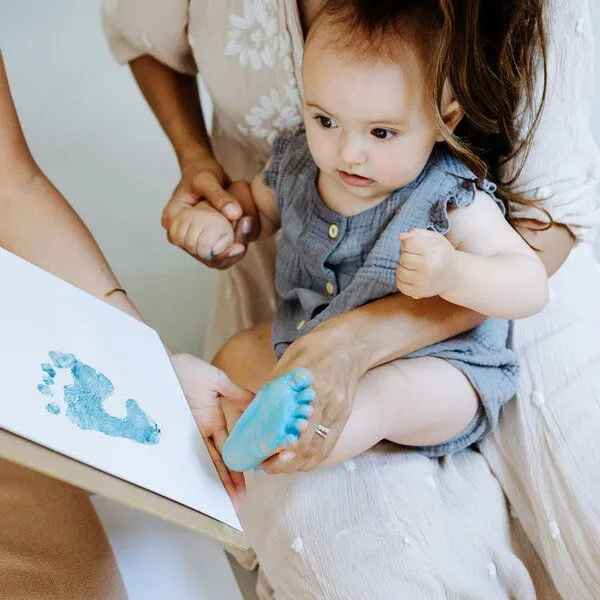 KINDACUTE KINDACUTE Babyfootprints & Erinnerungen zur Geburt schenken: Babybox Celebrating Emotions – Produktbild 2 von 4