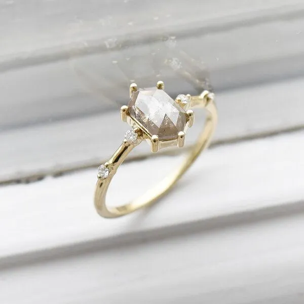 Eppi Eppi Goldring mit Hexagon Salt and Pepper Diamant Justine, Weiss, – Produktbild 2 von 4