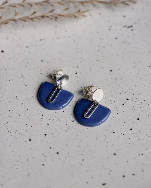 lille mus lille mus Ohrstecker 'Halbkreis Oval' aus Porzellan und 925 Silber, Blau, – Produktbild 5 von 6