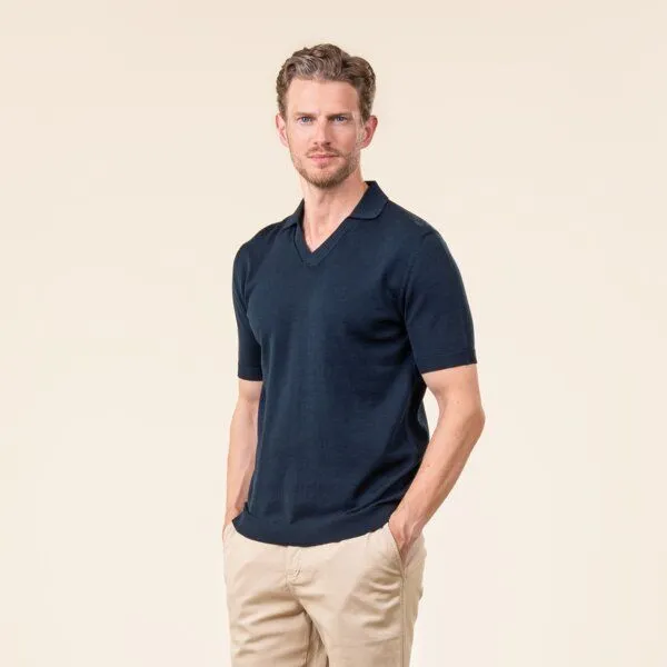 Living Crafts Living Crafts Bio-Herren-Polo-Shirt 'TAAROS' mit V-Ausschnitt, Midnight, – Produktbild 4 von 6