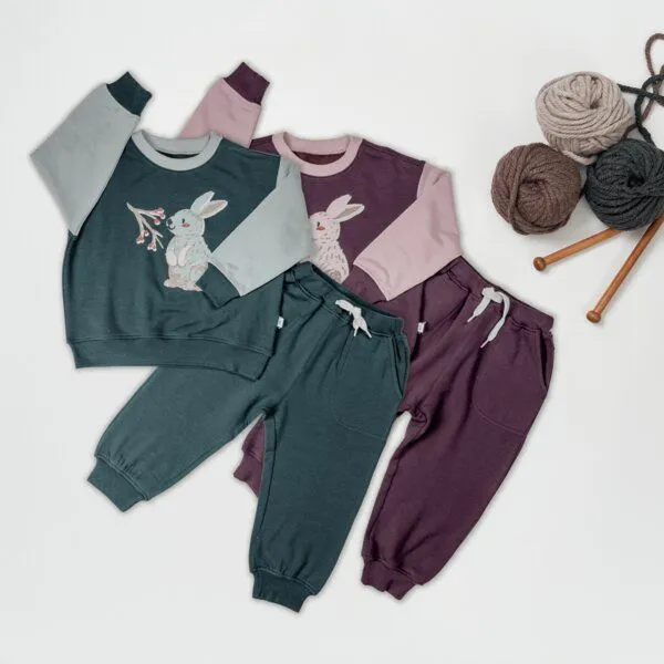 tetoi-vienna tetoi-vienna TENCEL kuscheliges Kinder Sweatshirt Hose Set "Alpenflausch Hase", Dunkelgrün, – Produktbild 1 von 4