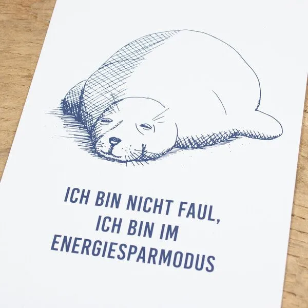 Bow & Hummingbird Bow & Hummingbird Maritime Postkarte "Seehund im Energiesparmodus" aus Recyclingpapier – Produktbild 2 von 2