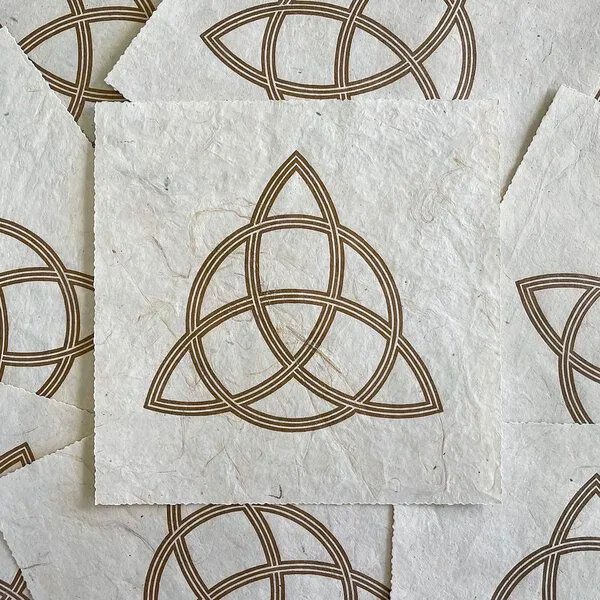 Veskor Cassiopeia Veskor Cassiopeia TRIQUETRA Heilige Geometrie Linoldruck | 22 × 22 cm | Gold auf Naturweiß – Produktbild 3 von 4