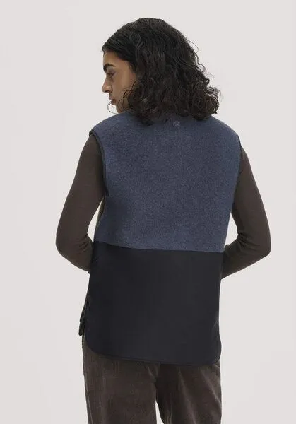 hessnatur hessnatur Wollfleece-Weste Patch Regular aus Bio-Merinowolle, Vintage oliv, – Produktbild 2 von 4