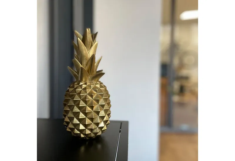 shelfmade Dekofigur Deko Ananas Wohnzimmer Tischdeko aus Kunstharz - Ananas aus Polyresin, Gold, – Produktbild 2 von 3