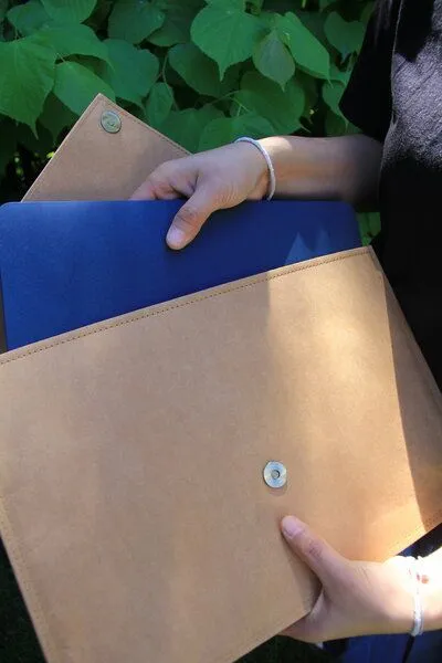 BY COPALA BY COPALA Laptoptasche 13–14 Zoll aus waschbarem Kraftpapier – MacBook Hülle, handgemacht mit Magnetverschluss, Vegan Leder – Produktbild 3 von 4