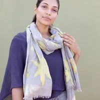 Sundara Sundara Schal aus 100% Bio-Baumwolle – ECO PRINT, Hellgrau, – Produktbild 1 von 1