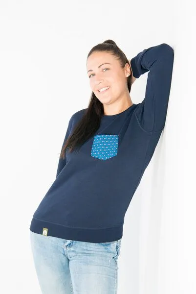 Maishameanslife Maishameanslife Shwe Shwe Pocket Unisex Sweater, Blau, – Produktbild 2 von 4