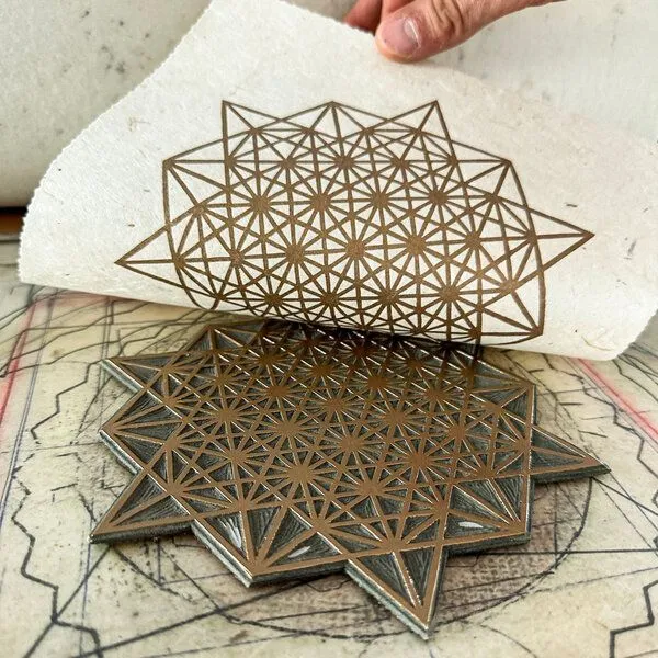 Veskor Cassiopeia Veskor Cassiopeia STERN TETRAEDER 64 Heilige Geometrie Linoldruck | 22 × 22 cm | Gold auf Naturweiß – Produktbild 3 von 4