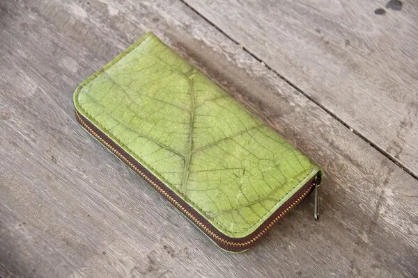 BY COPALA BY COPALA Portemonnaie aus recycelten Blättern / Nachhaltige vegane Brieftasche in grün – Produktbild 2 von 8