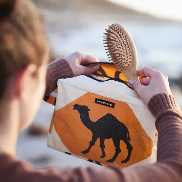 MoreThanHip MoreThanHip Kulturbeutel aus recyceltem Zement- oder Fischfuttersack - Yindee, Blau-fische, – Produktbild 4 von 4