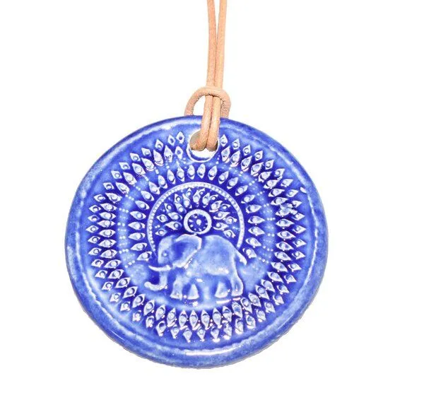 Schönes aus Indochina Schönes aus Indochina Schmuck aus Keramik, Medaillon Elefant, Lotus und Lebensbaum, Royal, – Produktbild 1 von 4