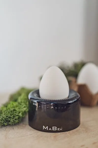 MaBe MaBe Eierbecher - nachhaltig, witzig & fair 4 Stück - Geschenkidee -, Oliv, – Produktbild 2 von 4