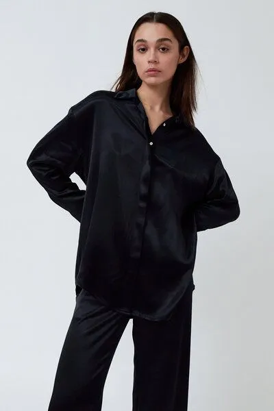 amt studio amt.studio "Hali Shirt" edle glänzende Tencel Bluse oversized mit versteckter Knopfleiste, Dunkelblau, – Produktbild 1 von 4