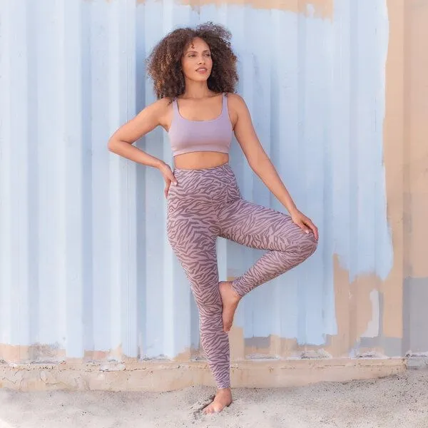Jaya Jaya MALI - Damen - Perfekt sitzende High-Rise Leggings mit Allover-Zebra Print aus elastischer Biobaumwolle mit doppelter Taillenparti, Taupe, – Produktbild 4 von 4