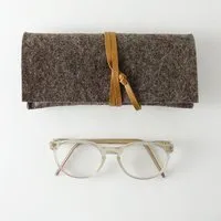 matilda k. manufaktur matilda k. manufaktur Brillenetui aus Wollfilz braun mit Lederband 'auguste' – Produktbild 1 von 1