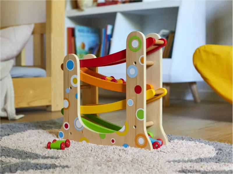 Goki goki Autorennbahn aus Holz mit 3 Autos, bunt lackiert Maße 28,9 x 8,5 x 28 cm, Mehrfarbig, – Produktbild 2 von 2