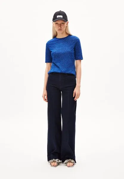 ARMEDANGELS ARMEDANGELS DONAAJI MILLES FLEURS - Damen T-Shirt Slim Fit aus Bio-Baumwolle, Dynamo blue, – Produktbild 4 von 4