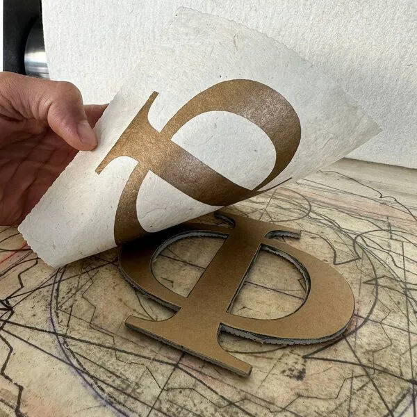 Veskor Cassiopeia Veskor Cassiopeia PHI Heilige Geometrie Linoldruck | 16 × 16 cm | Gold auf Naturweiß – Produktbild 3 von 4
