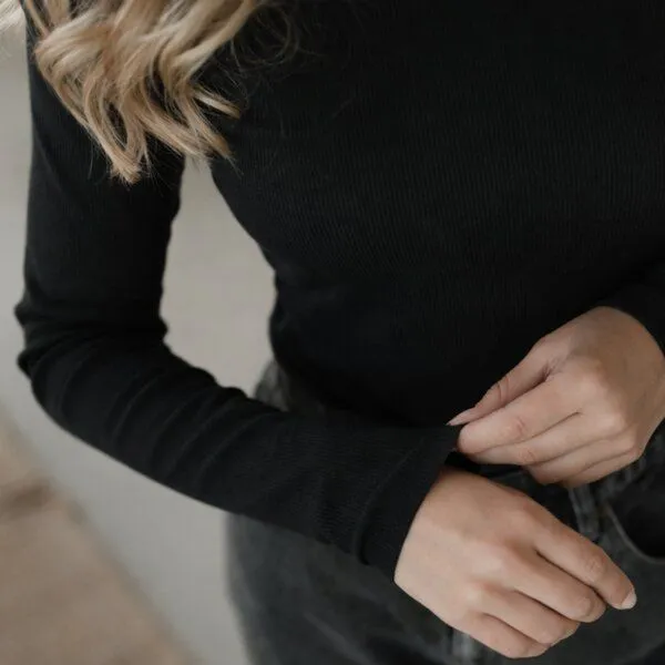 NORDLICHT NORDLICHT Geripptes Langarmshirt Lica aus Bio-Baumwolle, Schwarz, – Produktbild 4 von 5