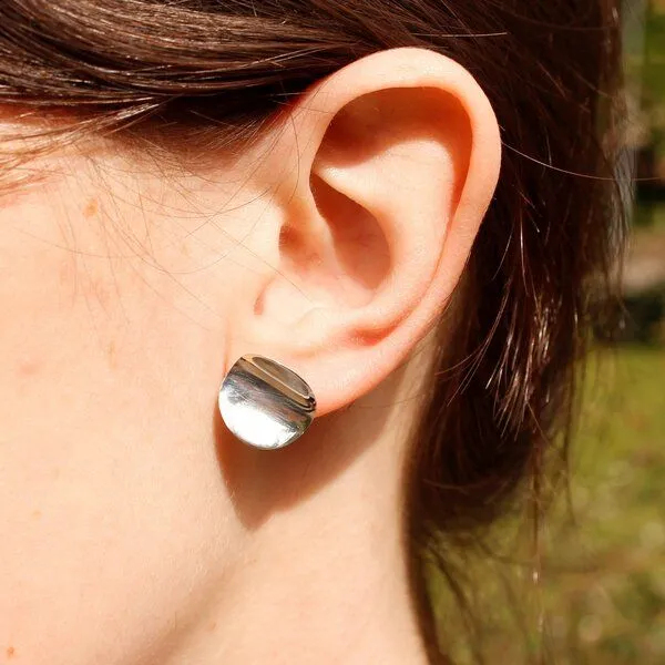 pakilia pakilia Silber Ohrstecker gebogene Platte Fair-Trade und handmade – Produktbild 2 von 2