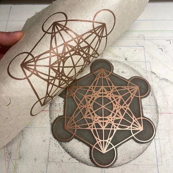 Veskor Cassiopeia Veskor Cassiopeia METATRON WÜRFEL Heilige Geometrie Linoldruck | 22 × 22 cm | Kupfer auf Naturweiß – Produktbild 3 von 4