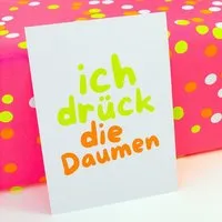 Bow & Hummingbird Bow & Hummingbird Postkarte "ich drück die Daumen" aus Recyclingpapier – Produktbild 1 von 1