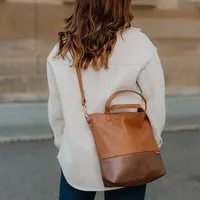 BOWLEANIES TASCHEN BOWLEANIES TASCHEN Mittelgroße Umhängetasche aus Lederfaserstoff, Braun & dunkelbraun, – Produktbild 1 von 1