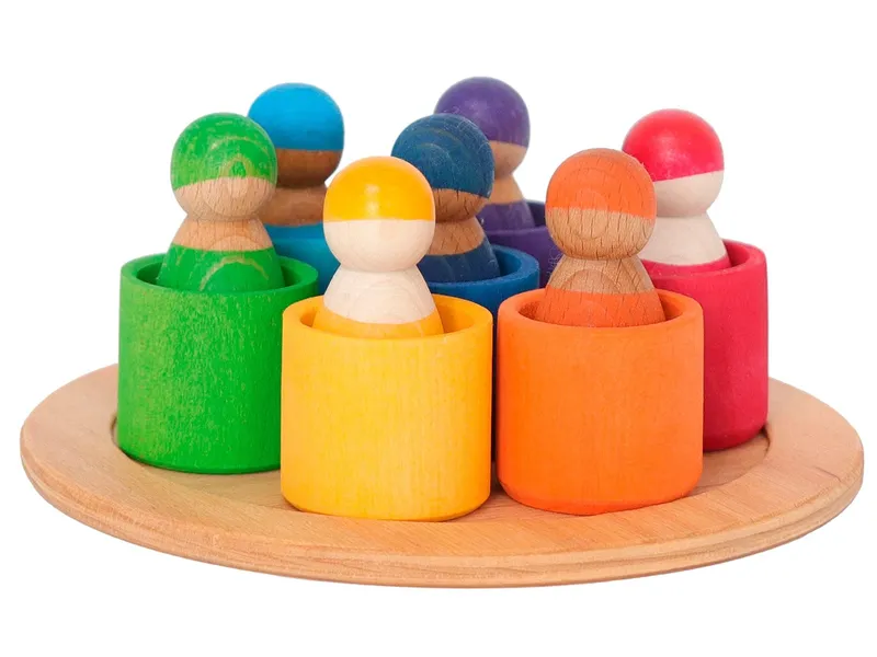 Grimms Grimms Sieben Freunde in Holzschälchen, 15-teilig aus Ahornholz, bunt lasier Tablett 18 cm, Figuren Höhe 6,5 cm, Mehrfarbig, – Produktbild 1 von 2