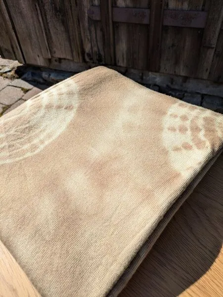 Wooliie Wooliie Handgefertigte Babydecke aus 100 % Merinowolle – pflanzlich gefärbt, Sand shibori (braun), – Produktbild 3 von 3