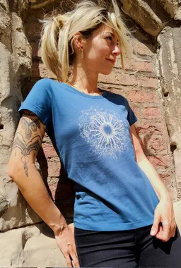 Life-Tree Life-Tree Shirt aus Biobaumwolle Fairwear für Damen "WoodenIris" in Stargazer Blau – Produktbild 1 von 1