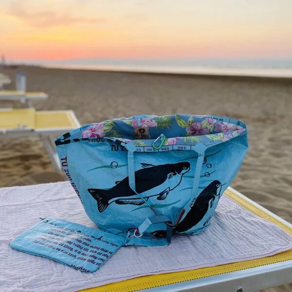 REFISHED fair fashion REFISHED fair fashion Tasche 'SOULMATE WATERPROOF' Limitierte Edition! - upcycelte Fischfuttersäcke, #fish hellblau/#wp hibiskus, – Produktbild 1 von 4