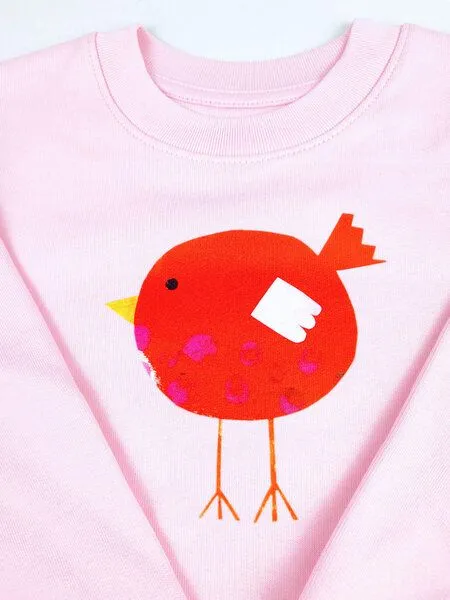 MelaDi Meladi Kinder Sweater aus Biobaumwolle - Roter Vogel auf Pink, Natural white, – Produktbild 3 von 7