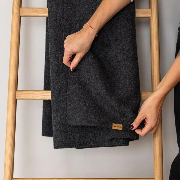 Gottstein Gottstein Wolldecke aus 100% Merino-Schurwolle 145x200 cm, Dunkel-grau, – Produktbild 2 von 4